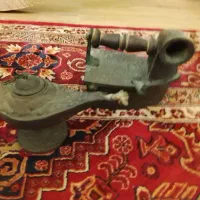 اتو خیلی قدیمی سایز کوچک و دکوری فیتله دار قدیمی|کلکسیون اشیاء عتیقه|شیرود, |دیوار