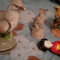 تعدادی مجسمه و دو عدد رادیو قدیمی کلکسیونی