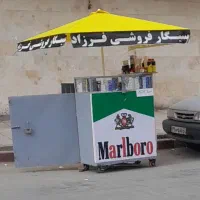 دکه قفسه سیگار با چتر