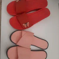 تعدادی کفش و صندل بفروش می‌رسد