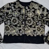 تعدادی لباس و کفش در حد نو
