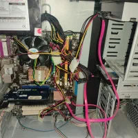 کامپیوتر و مانیتور اداری تمیز