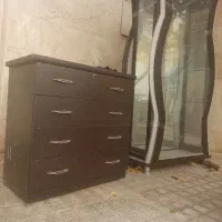 یک عدد دراور و یک عدد بوفه ی شیشه ای سالم