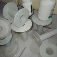 تعدادی قرقره و قوطی