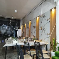 کارگر خانوم در رستوران