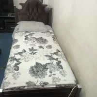 تخت یکنفره با تشک کاملا تمیز و روتختی و ملحفه