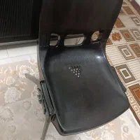 یک عدد صندلی پلاستیکی