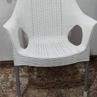 صندلی و چهار پایه
