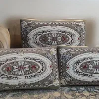 سه عدد پشتی در حد نو