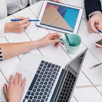 همکار خانم و آقا دستنویس و تایپیست