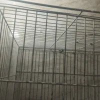 تعدادی وسایل کودک و تعدادی قفس پرنده