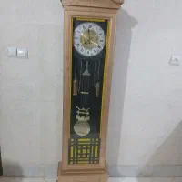 ساعت ایستاده کلاسیک با صفحه رومی، سالم و تمیز