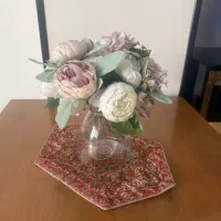 گلدان و دو دسته گل رز هلندی