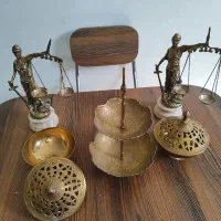 مجسمه برنج فرشته عدالت و شکلات خوری