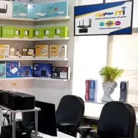 کارمند دفتری آشنا به کامپیوتر و اینترنت