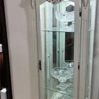 ویترین چوبی با نورپردازی LED و داخل آینه‌ای