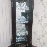 بوفه قهوه‌ای رنگ