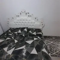 تخت و تشک بسیار مرتب و تمیز