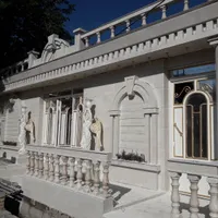 کاشی کاری وسنگکاری انجام میگردد