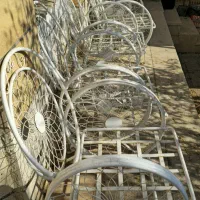 فروش ست ۷ صندلی باغی، ۱ میز شیشه و ۲ تخت فلزی آهنی