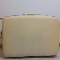 چمدان سفیدتمیز وسالم مناسب جهیزیه ومشکی تمیز