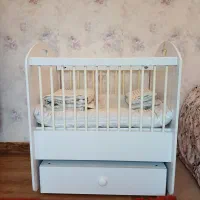 تخت نوزاد کنار مادر|تخت و صندلی بچه|چالوس, |دیوار