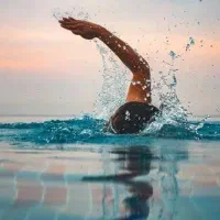 آموزش شنای کودکان و بزرگسالان در دریا
