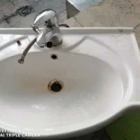 روشویی بزرگ با شیر سالم