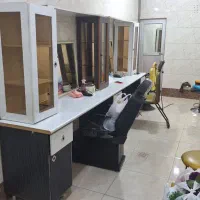 ویترین آرایشگاه به همراه ۲ عدد صندلی آرایشگاهی|آرایشگاه و سالن‌های زیبایی|رشت, جماران|دیوار