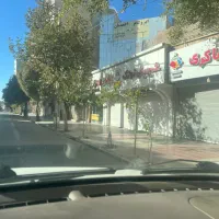 تجاری بر خیابان داخل شهر