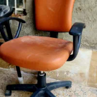 تعدادی صندلی در حد نو