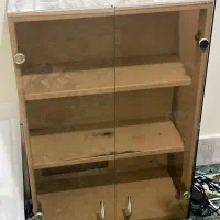 قفسه با در شیشه ای و ۳ صندلی