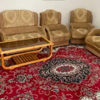 مبل قدیمی همراه با میز