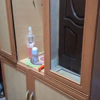 کتابخانه و چوب لباسی