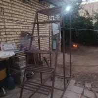 سه عدد پله یا چهار پایه چرخ دار