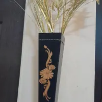 گلدان چوبی همراه با گل