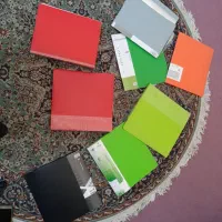 تعدادی کِلِربوک حدود بیست عدد.