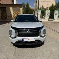 میتسوبیشی اوتلندر 2023