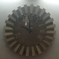 ساعت آینه ای به فروش می‌رسد در حد نو