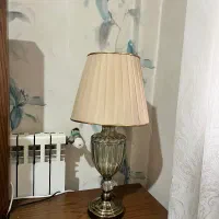 یک جفت آباژور رومیزی و یک سالنی