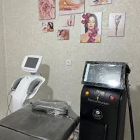 اوپراتور لیزر با مشتری در کلینیک پوست و لیزر