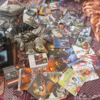 ۳ عدد پلی وان و پنج عدد دسته و یک دستگاه آتاری