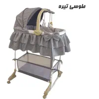 تخت کنار مادر