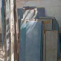 تعدادی قفسه فلزی