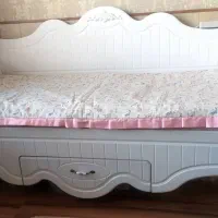 تخت نوجوان جوان