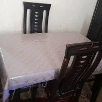 یک عدد میز نهار خوری