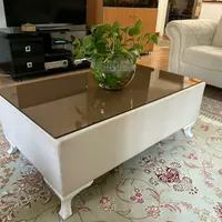 یک دست نیم ست راحتی با میز