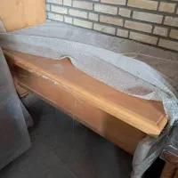 تعداد 7 عدد میز اداری و تلوزیون