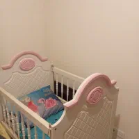 تخت کنار مادر