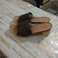 یک جفت کفش صندل به فروش میرسد